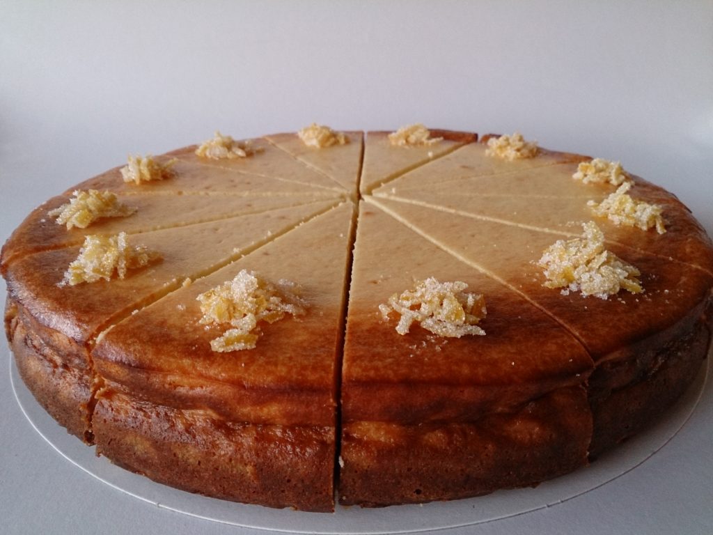 Citroenricottataart heel van zijkant